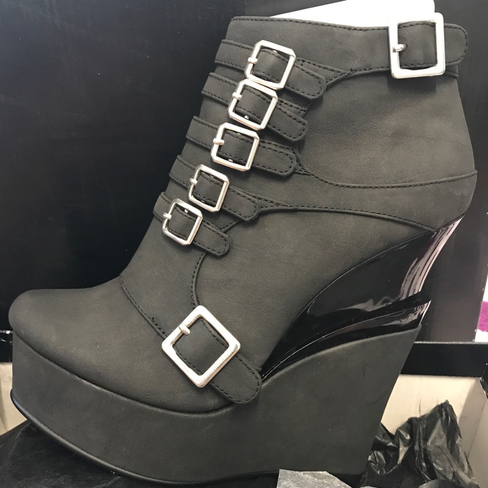 Black/grey wedges